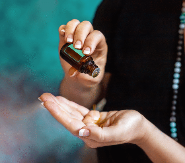 Massagem nas mãos com óleo essencial